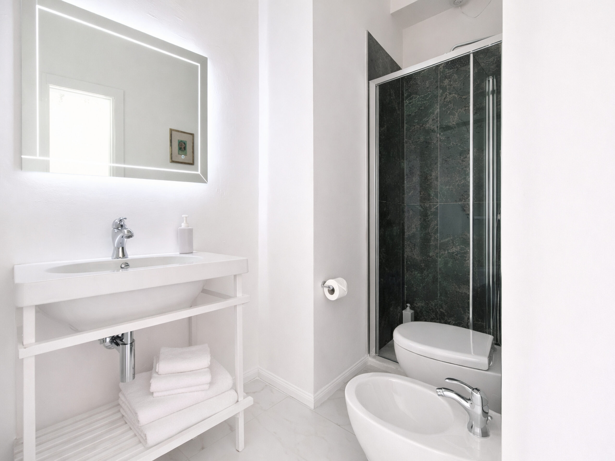 AFFITTACAMERE-VERSILIA Bagno moderno della suite con doccia, bidet, lavabo e specchio illuminato
