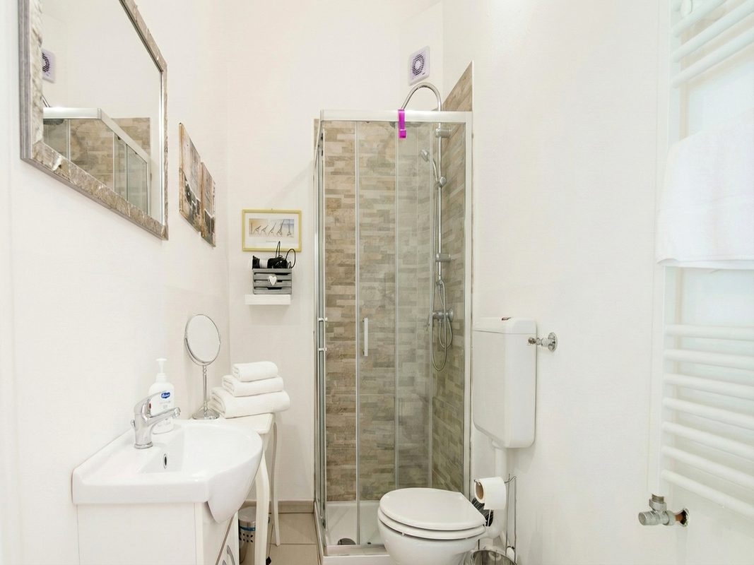 APPARTAMENTI-VACANZE-TOSCANA bagno-con-doccia
