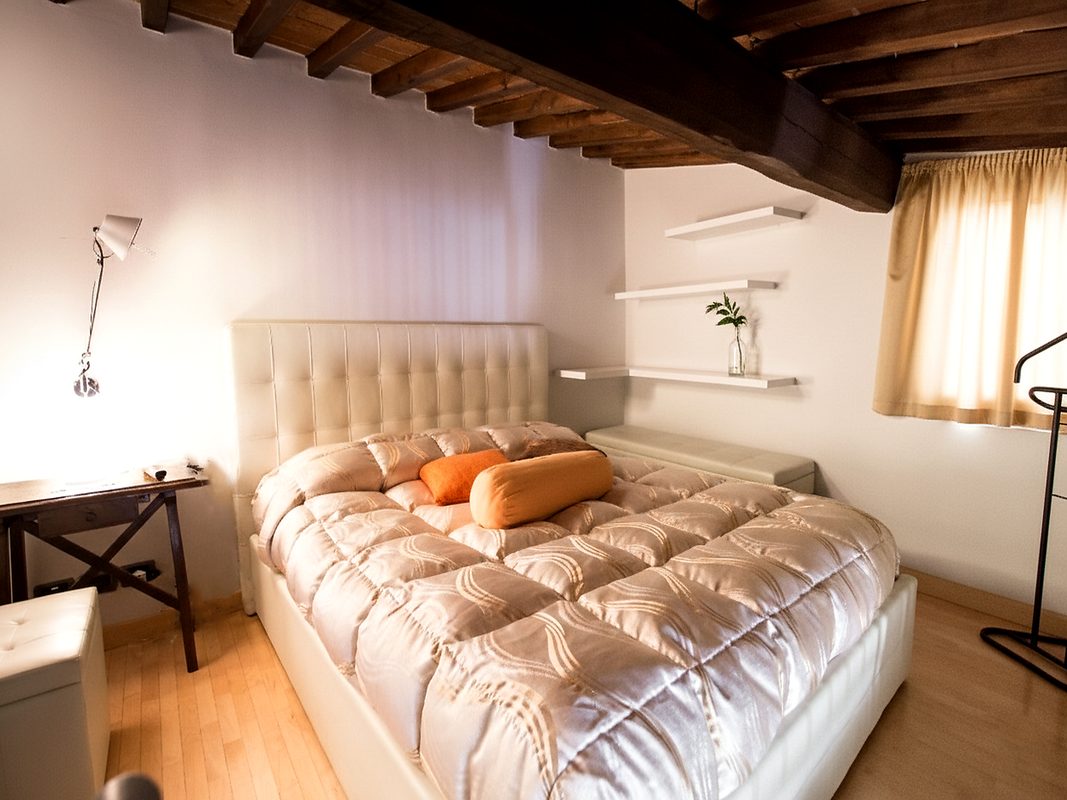 arezzo-citta-del-natale-letto-guido-monaco Letto matrimoniale sul soppalco della camera Guido Monaco con travi in legno a vista