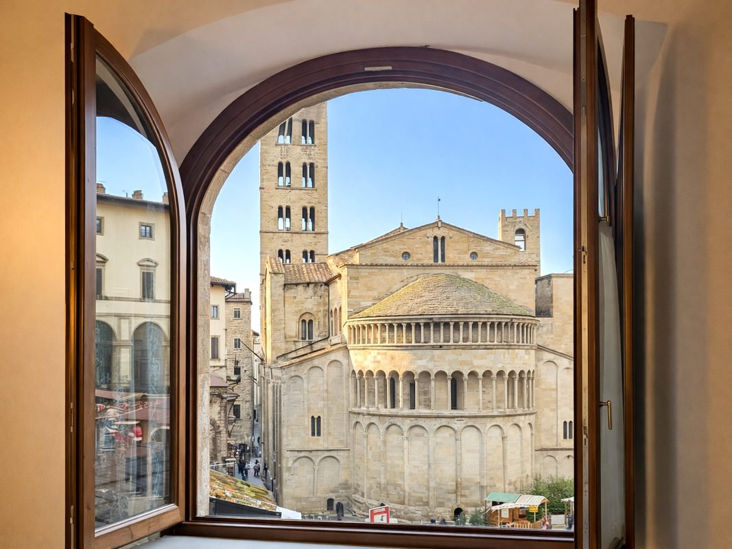 vista-santa-maria-della-pieve-arezzo Vista dalla finestra sull’abside e sul campanile di Santa Maria della Pieve ad Arezzo