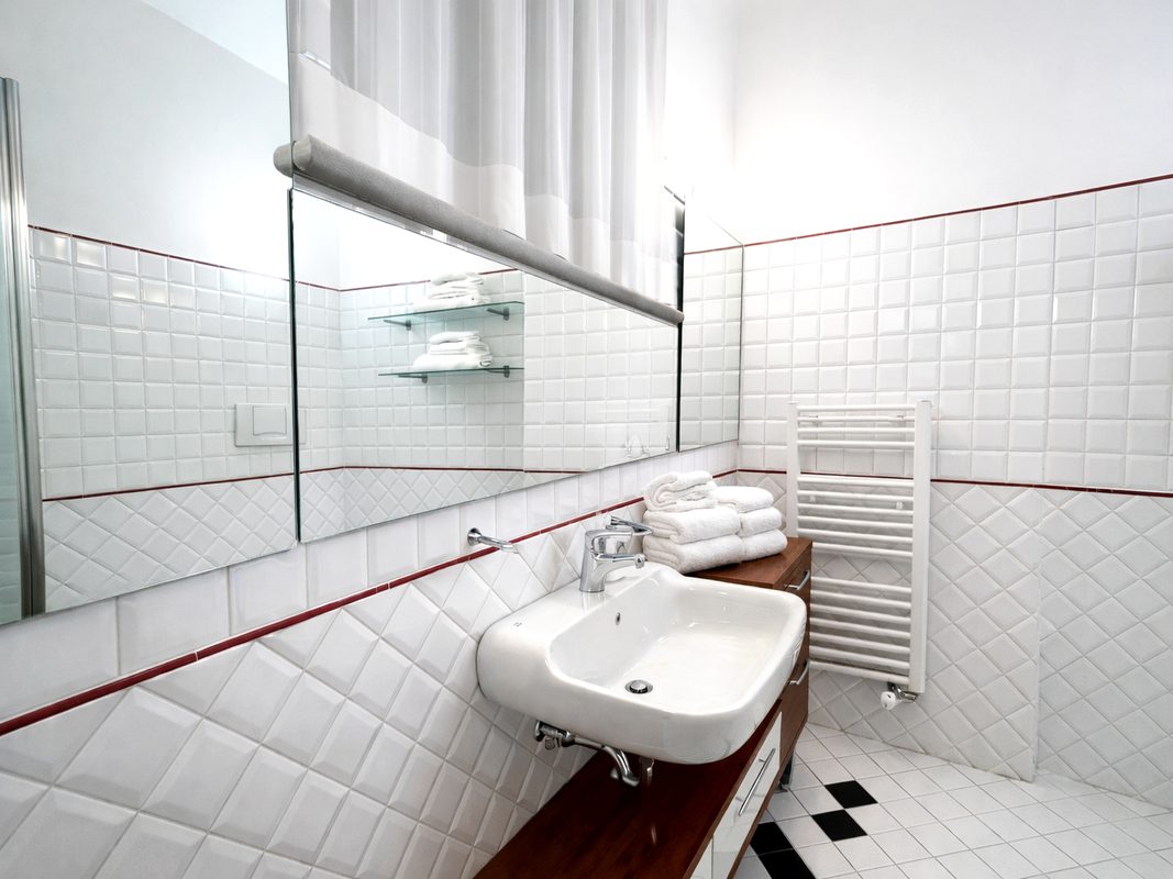 lavabo-bagno-camera-mecenate Lavabo con ampio specchio e asciugamani nel bagno della camera Mecenate
