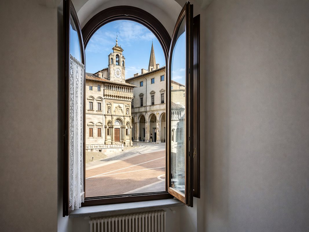 vista-piazza-grande-dalla-camera-michelangelo Vista su Piazza Grande e sui palazzi storici di Arezzo dalla finestra della camera Michelangelo