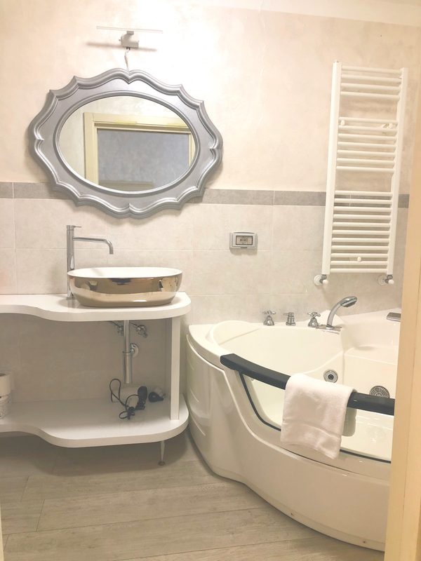 GUESTHOUSE-AREZZO Specchio decorativo da parete con cornice dorata