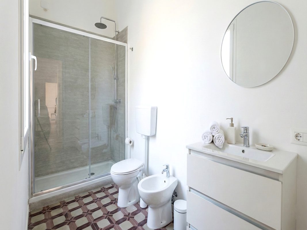 guesthouse-toscana-bagno-con-doccia Bagno del Loft 2 con doccia, lavabo, bidet e pavimento decorato