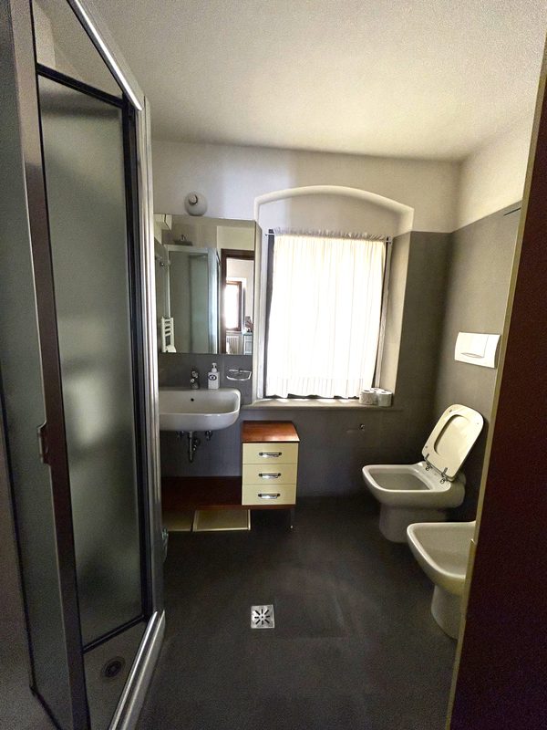 la-corte-del-re-b-and-b-arezzo-bagno-guido-monaco Bagno della camera Guido Monaco con box doccia, lavabo, bidet e servizi igienici