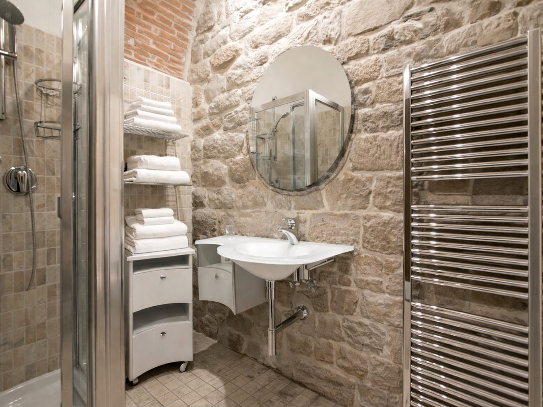 bagno-privato-camera-michelangelo-toscana Bagno privato della camera Michelangelo con lavabo, sanitari e asciugamani