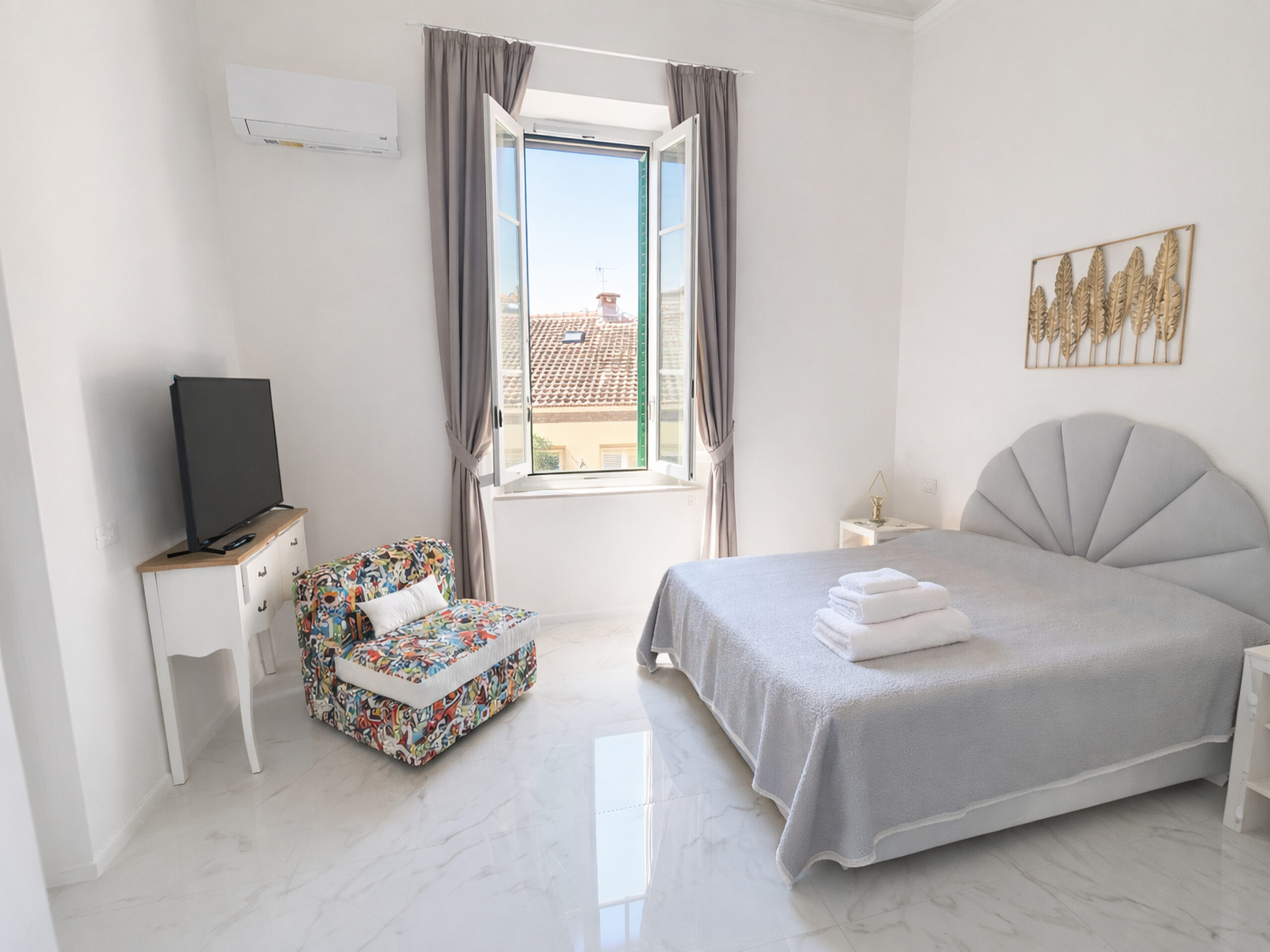SUITE-CON-TERRAZZA Camera della suite con terrazza a Viareggio, letto matrimoniale, TV e poltrona