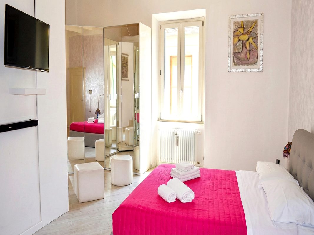 VACANZE-IN-TOSCANA Soggiorno con divano, travi a vista e pavimento decorato