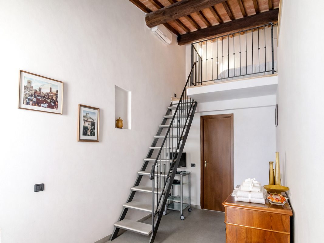 vacanze-in-toscana-soppalco-guido-monaco Scala interna che conduce al soppalco della camera Guido Monaco ad Arezzo