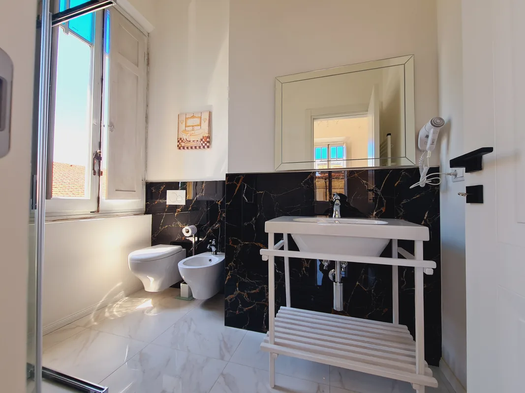 SUITE-BALCONE-VIAREGGIO bagno spazioso
