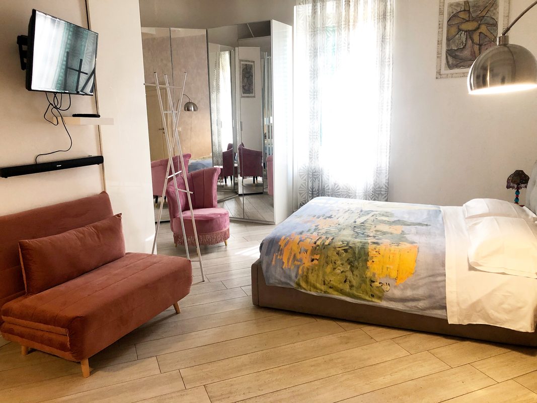 Suite_Arezzo Salone elegante con soffitto affrescato, lampadario e arredi classici