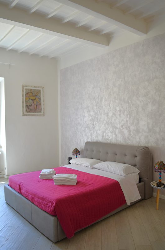 VASCA-IDROMASSAGGIO-JACUZZI Cucina e soggiorno luminosi con bancone, tavolo da pranzo e sedie