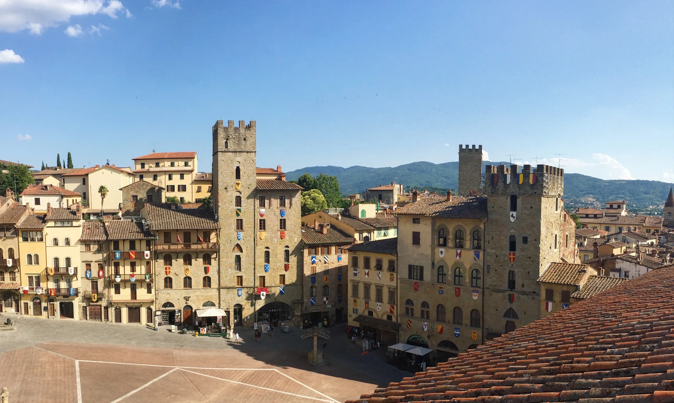 arezzo-piazza-grande è già un monumento solo a vederla nella sua maestosità, Piazza Grande in Toscana, ad Arezzo è pronta a rapirvi occhi e cuore durante i vostri soggiorni negli appartamenti della Gran Ducato Gestioni.