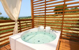 Bungalow esclusivo a Borgunto, Arezzo – Scopri la struttura del Granducato Gestioni con jacuzzi privata e ambienti confortevoli per una vacanza rigenerante in Toscana.