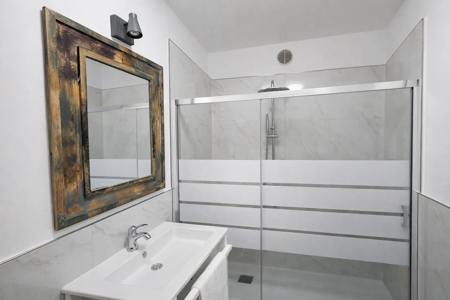 Bagno con specchio cornice dorata e doccia - Suite Duplex Allegra Viareggio