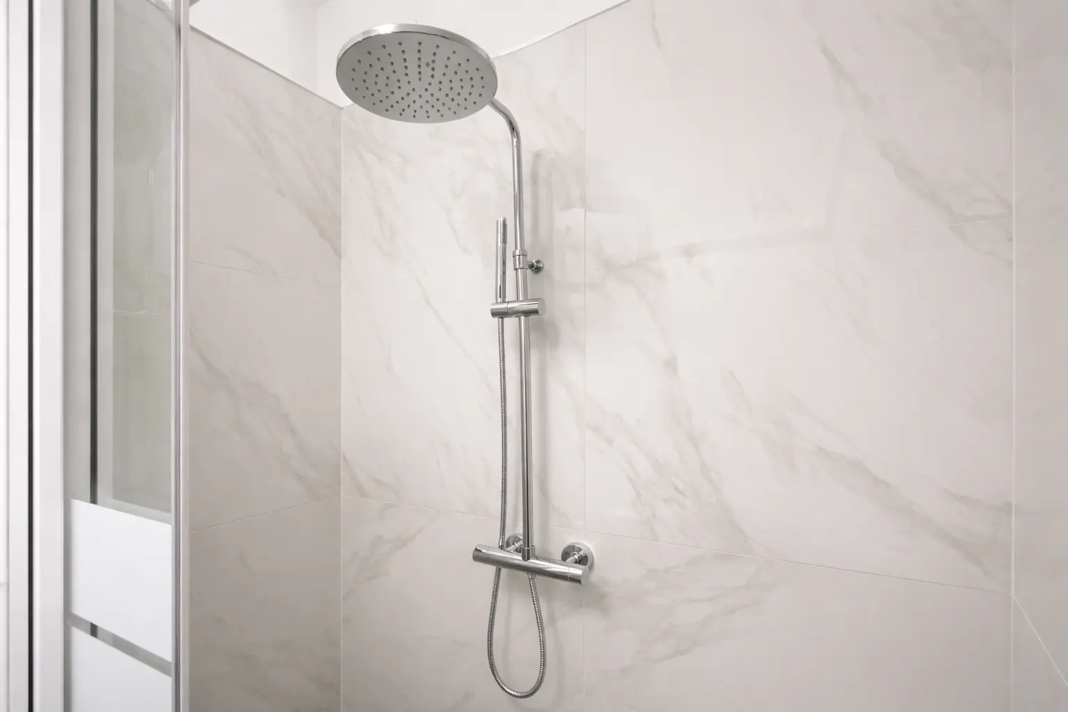 Doccia in marmo con soffione - Suite Duplex Allegra Viareggio