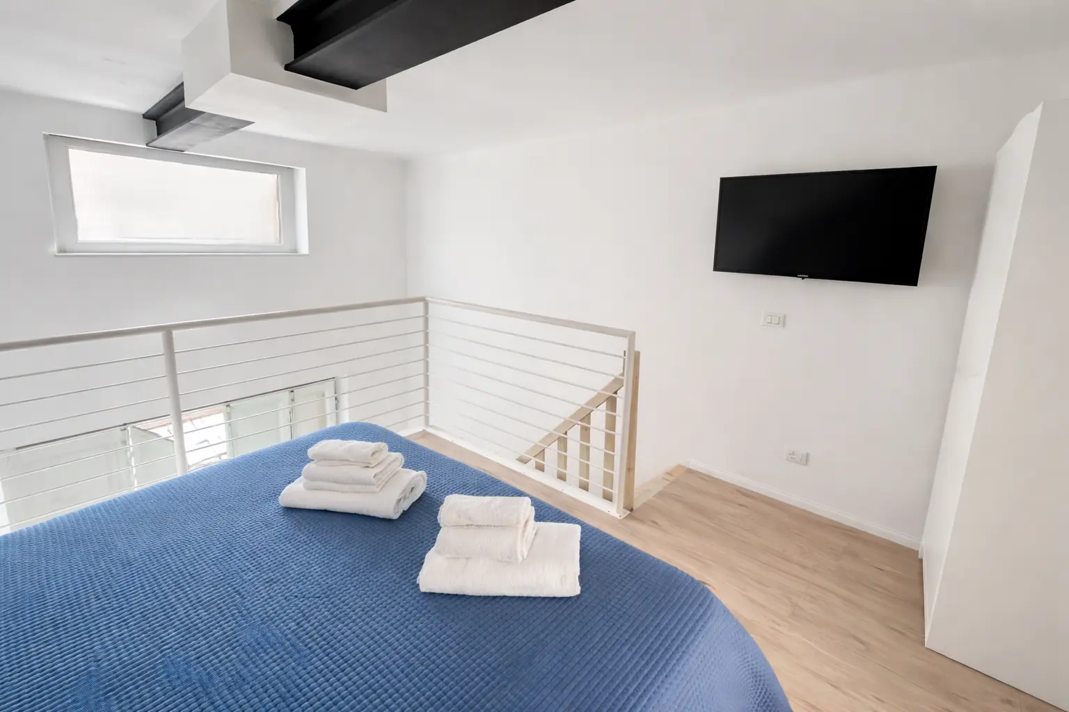 Vista dal soppalco su soggiorno - Suite Duplex Allegra Viareggio