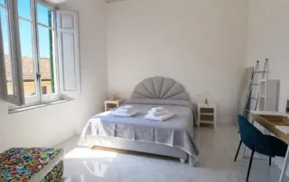Camera da letto con lenzuola bianche - Suite Terrace Allegra Viareggio