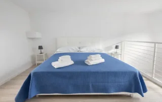 suite Duplex Allegra Viareggio su due livelli con scala interna, camera matrimoniale al piano superiore e soggiorno con angolo cottura al piano terra"