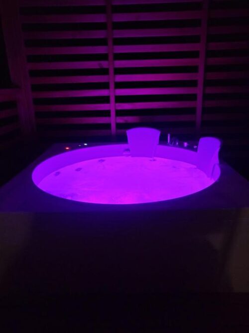 Bungalow esclusivo a Borgunto, Arezzo – Scopri la struttura del Granducato Gestioni con jacuzzi privata e ambienti confortevoli per una vacanza rigenerante in Toscana.
