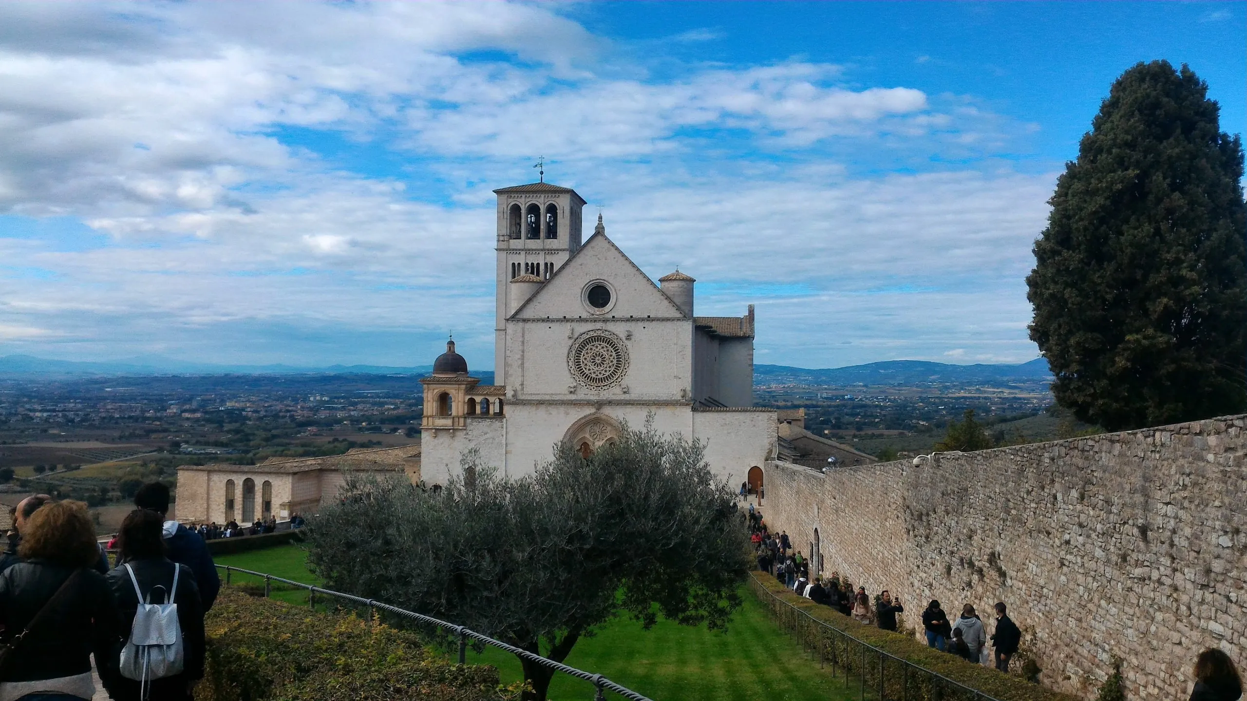 Cammini_di_San_Francesco_in_Toscana_Un_Percorso_tra_Natura_Fede_e_Tradizioni_Agricampeggio_Villas_Arezzo Percorso-spirituale-nel-Casentino-con-sosta-al-Vio-Villas-agricampeggio-ad-Arezzo-immerso-nella-natura-toscana
