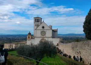 cammini_di_san_francesco_in_toscana_Percorso del Cammino_di_San_Francesco_tra i_boschi_della_Toscana_con_vista_su_Villas_Agricampeggio_ad_Arezzo