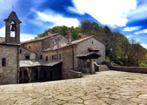 cammino_di_francesco_toscana_Pellegrino_che_arriva_al_Santuario_della_Verna_dopo_aver_pernottato_al_Vioillas_Agricampeggio_vicino_Arezzo