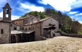 Pellegrino_che_arriva_al_Santuario_della_Verna_dopo_aver_pernottato_al_Vioillas_Agricampeggio_vicino_Arezzo