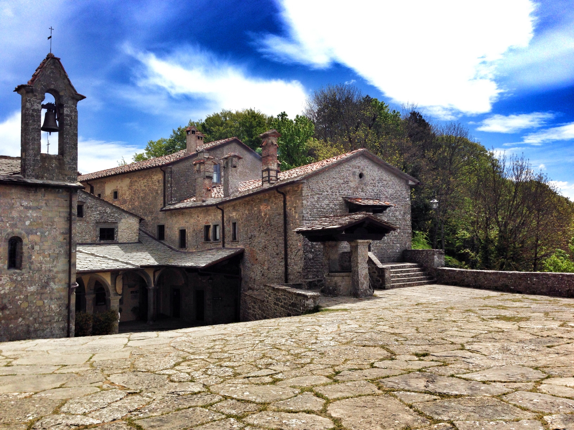 Cammino_di_Francesco_in_Toscana_Percorso_da_Anghiari_al_Santuario_della_Verna_Vio_Villas_Agricampeggio_Arezzo Pellegrino_che_arriva_al_Santuario_della_Verna_dopo_aver_pernottato_al_Vioillas_Agricampeggio_vicino_Arezzo