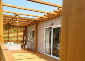 jacuzzi-con-solarium-presso-VioVillas-campeggio-a-Arezzo-con-area-relax