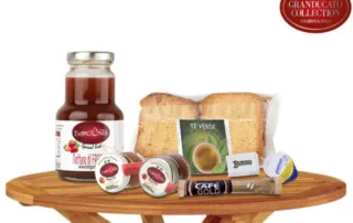 Box colazione toscana con marmellate artigianali, formaggi DOP, pane casereccio e vino locale – servita nei nostri B&B ad Arezzo"