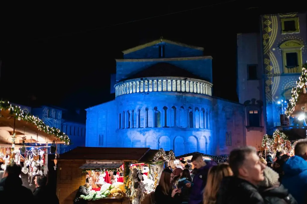 mercatini-di-natale-arezzo-villaggio-tirolese-big-lights-show