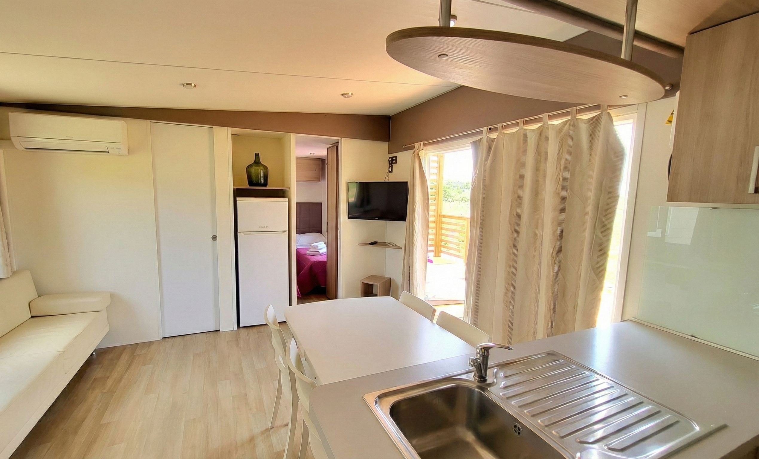 bungalow-rosmarino-cucina-living-interno.png Camera matrimoniale con travi a vista nel Bungalow Rosmarino Antria Arezzo