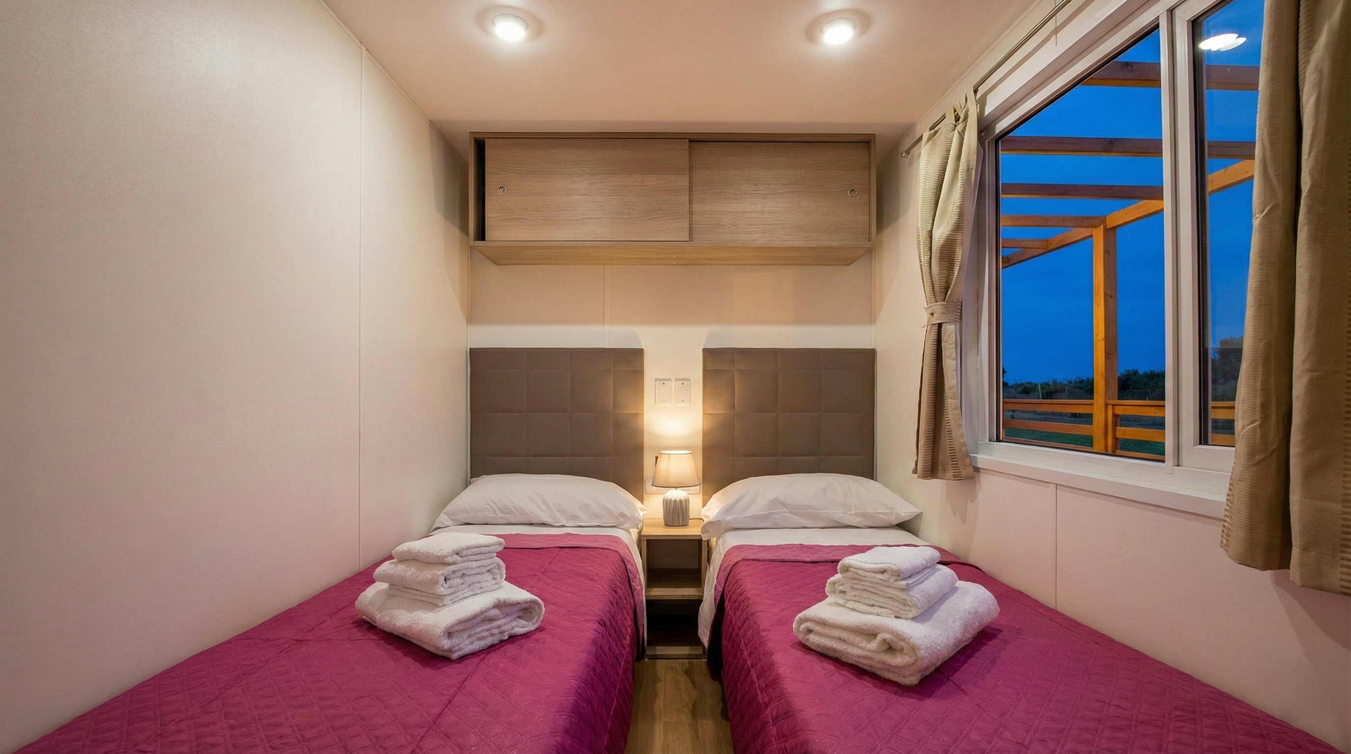 bungalow-rosmarino-camera-letti-singoli.png Giardino aromatico con rosmarino nel Bungalow Rosmarino Viovillas Toscana