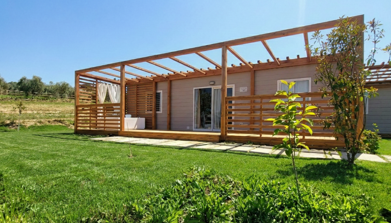 bungalow-salvia-esterno-viovillas-agricamping-arezzo.png Bungalow Salvia Viovillas Agricamping Arezzo - esterno con struttura legno e giardino privato Toscana