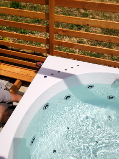 bungalow-rosmarino-jacuzzi-dettaglio-acqua.png Esterno Bungalow Rosmarino con giardino privato a Viovillas Antria Arezzo