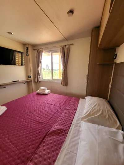 bungalow-salvia-camera-matrimoniale-letto.png Camera matrimoniale Bungalow Salvia con biancheria - Viovillas Agricamping Arezzo