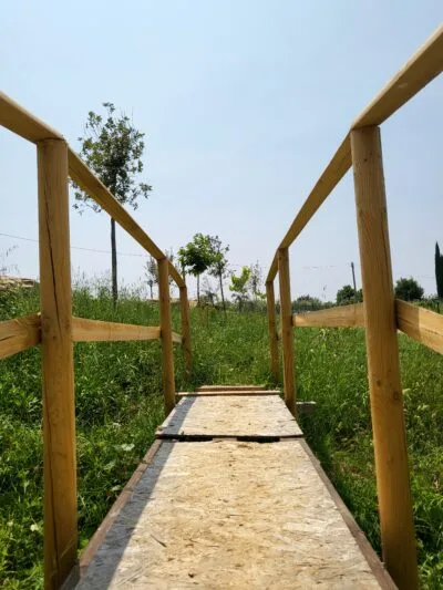 bungalow-salvia-passerella-ingresso-legno.png Passerella in legno ingresso Bungalow Salvia - Viovillas Agricamping Arezzo Toscana