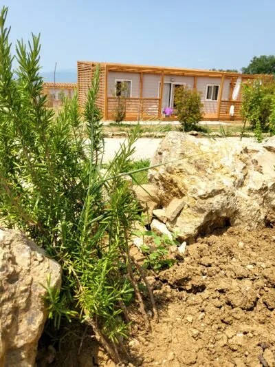 bungalow-salvia-esterno-deck-entrata.png Entrata Bungalow Salvia con deck in legno - Viovillas Arezzo Toscana