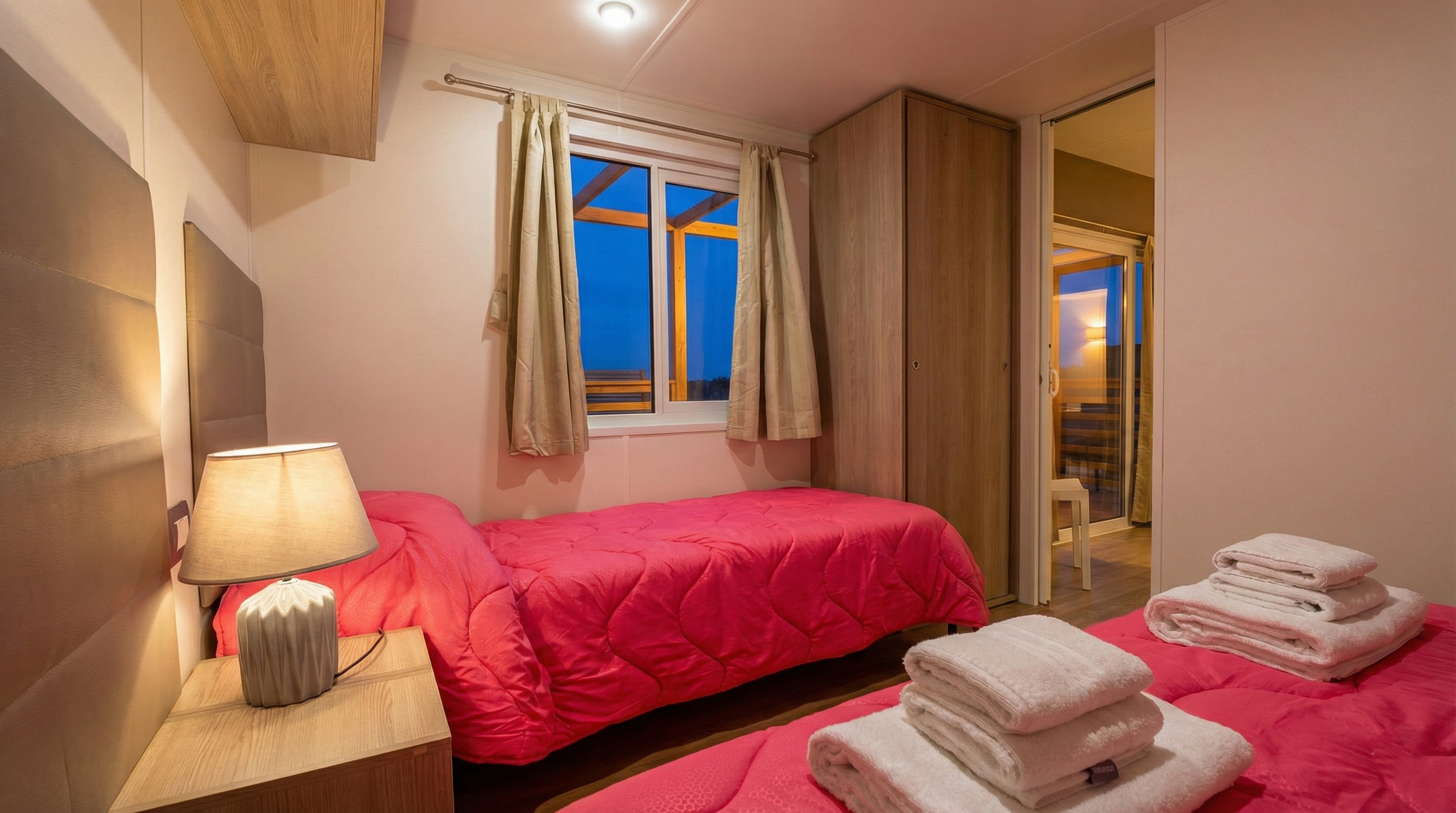 bungalow-salvia-camera-multipla-letti.png Camera multipla Bungalow Salvia con letti comfort - Viovillas Agricamping Arezzo