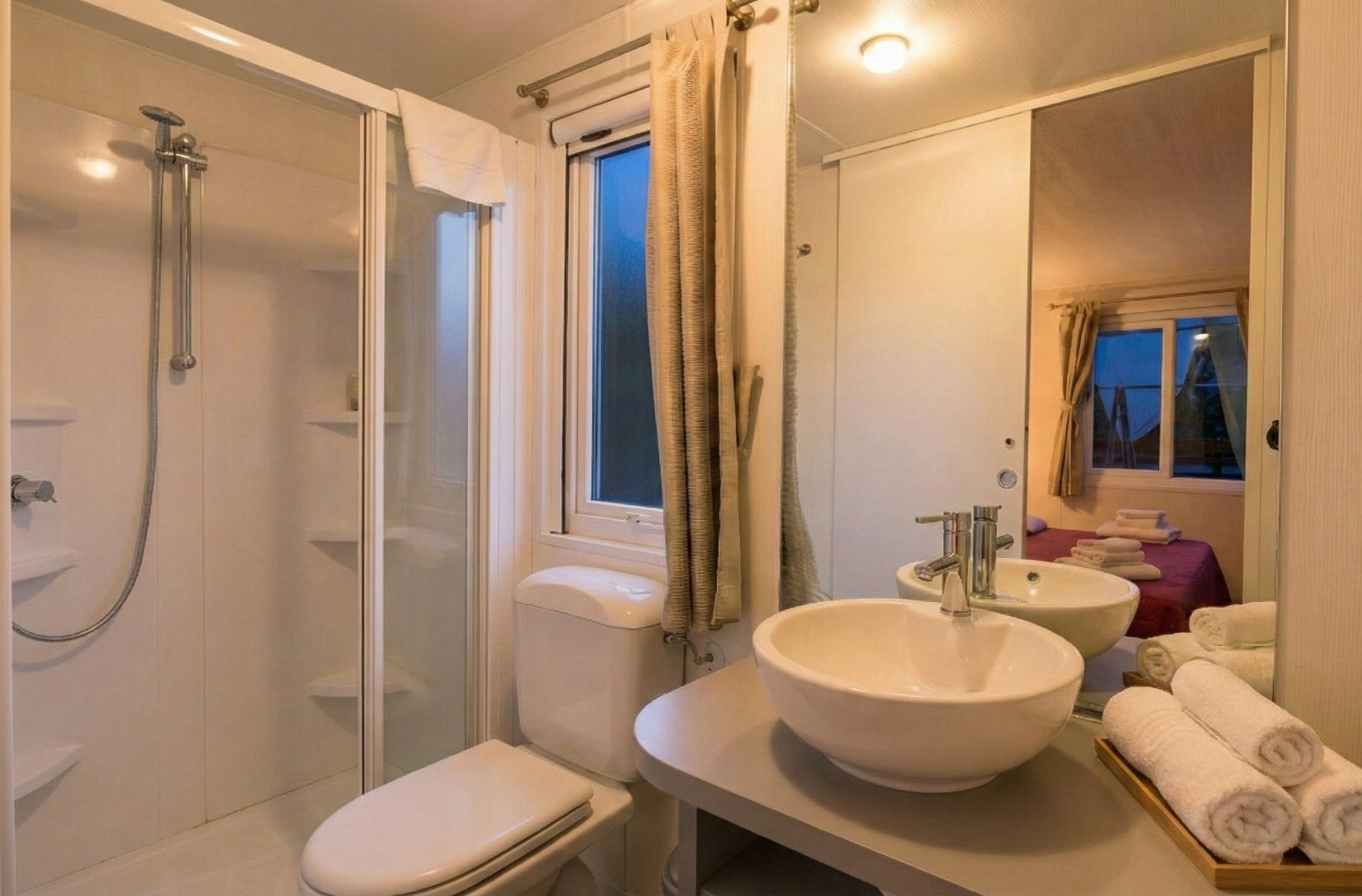 bungalow-salvia-bagno-doccia-moderno.png Bagno moderno Bungalow Salvia con doccia - Viovillas Agricamping Arezzo