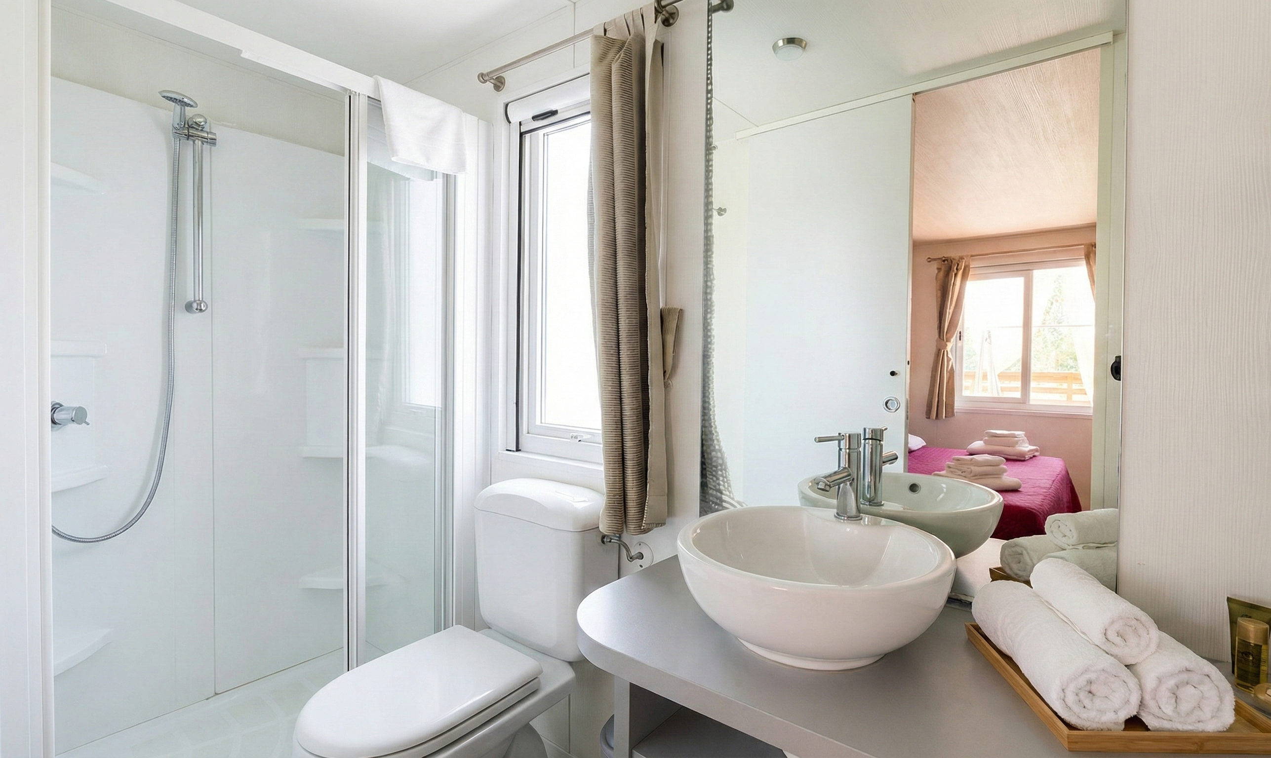 bungalow-rosmarino-bagno-doccia-design.png Panorama sulle colline di Antria dal giardino di Viovillas Arezzo