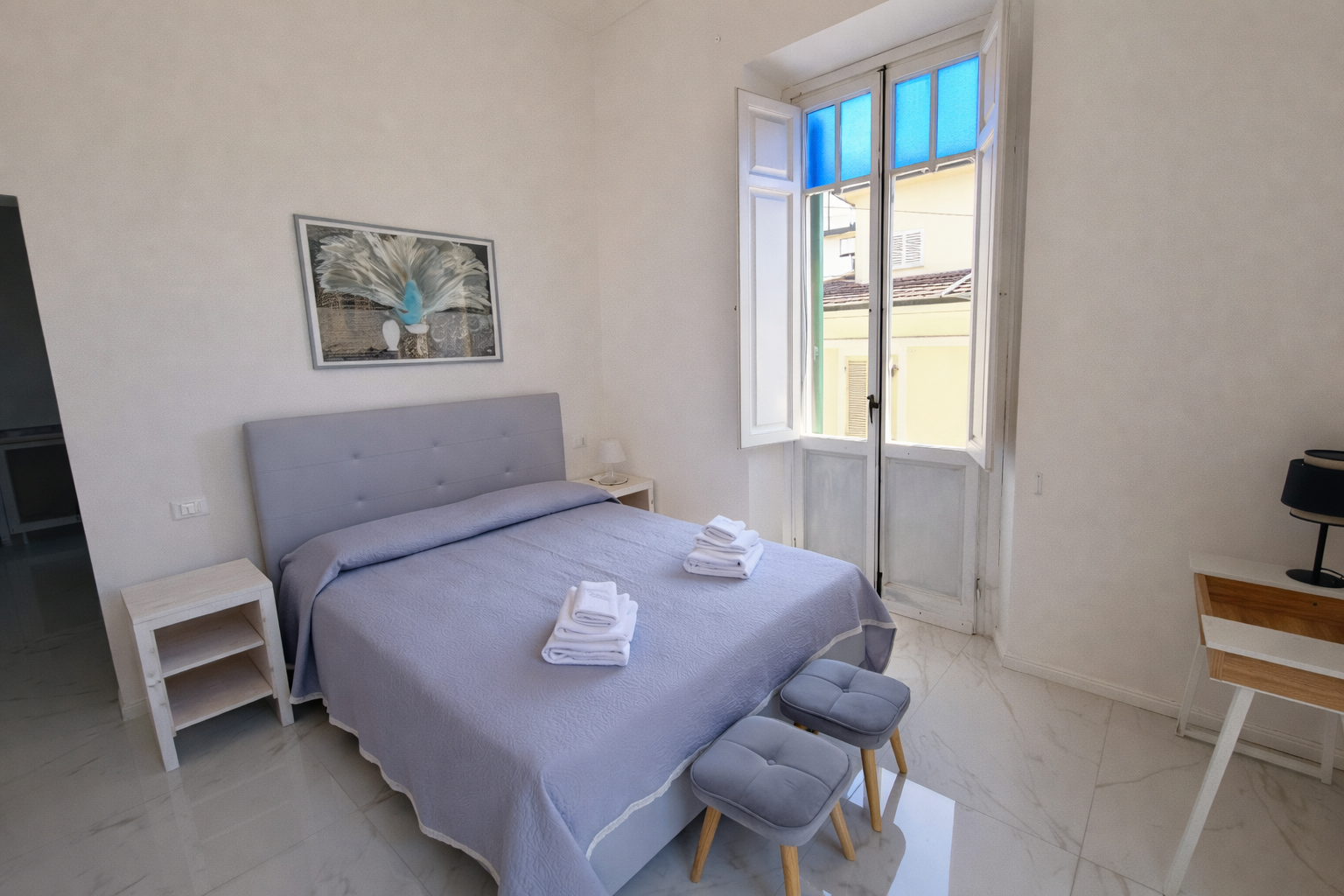 suite-balcony-camera-matrimoniale-allegra-toscana-viareggio.png Angolo relax serale sul balcone illuminato suite Viareggio