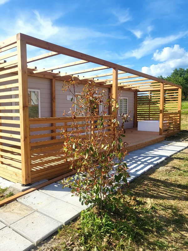 bungalow-mirto-con-veranda-ad-arezzo Esterno del bungalow Mirto ad Arezzo con ampia veranda privata in legno