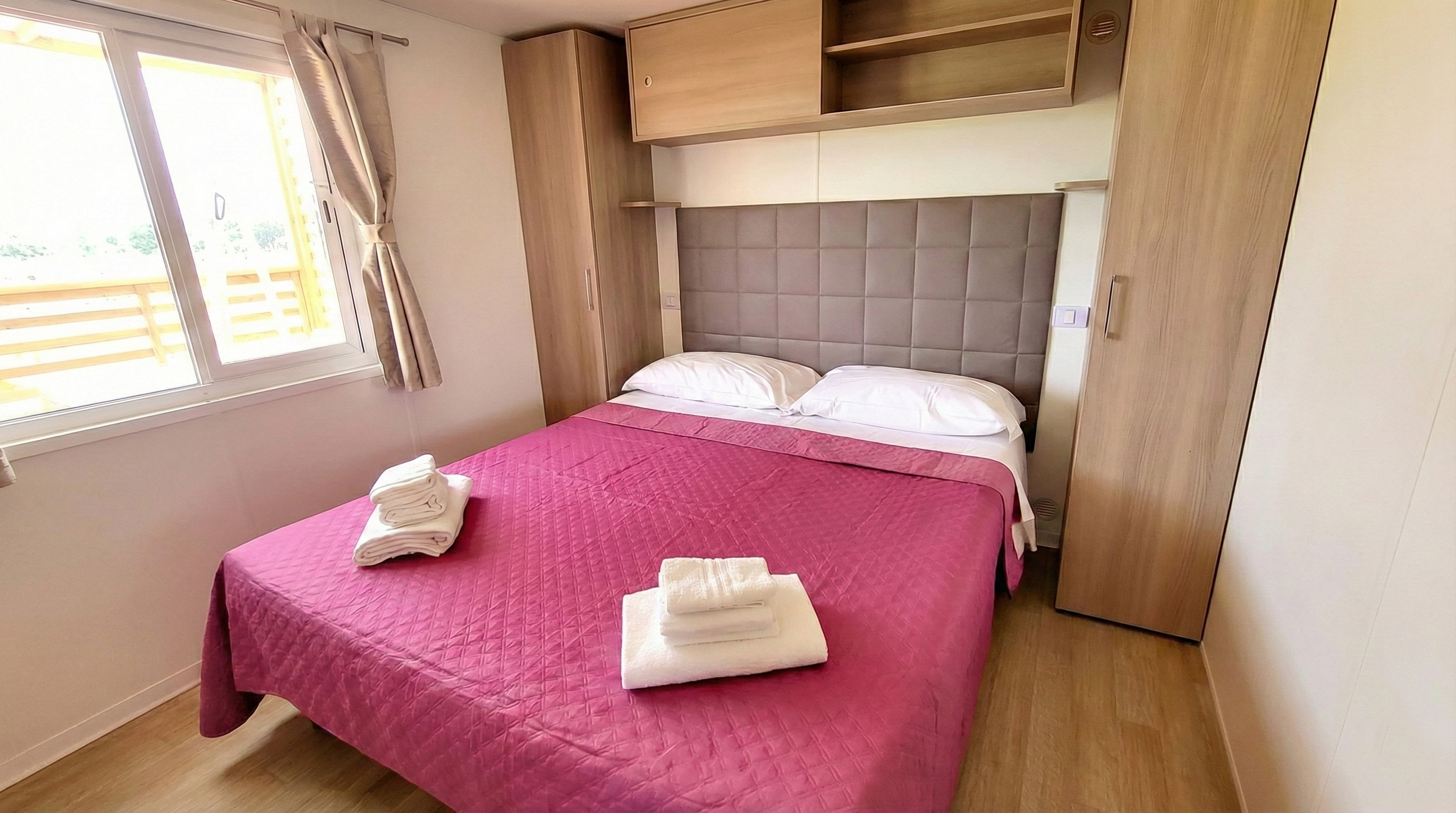 bungalow-rosmarino-camera-matrimoniale-comfort.png Area relax esterna con arredi in legno Bungalow Rosmarino Antria Arezzo
