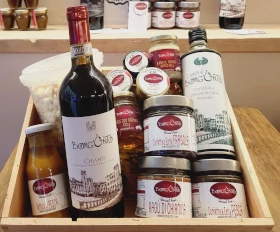 All-inclusive gourmet basket with Chianti wine, olive oil, honey and truffle popcorn