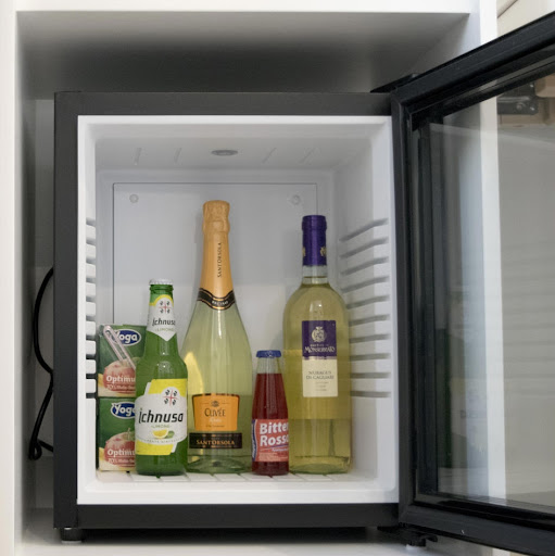 Minibar in camera nel nostro B&B ad Arezzo: bevande fresche, snack locali e prodotti tipici toscani per un soggiorno confortevole e autentico.