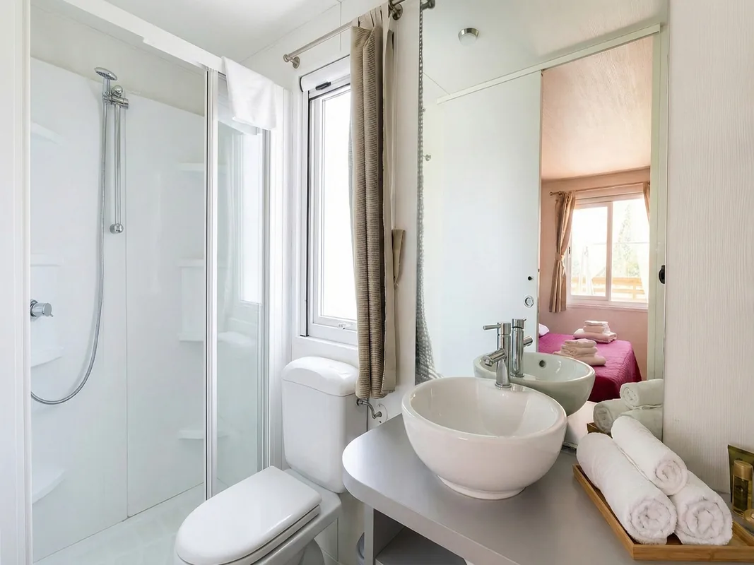 bagno-privato-bungalow-menta-arezzo Bagno privato del bungalow Menta con doccia, lavabo e asciugamani