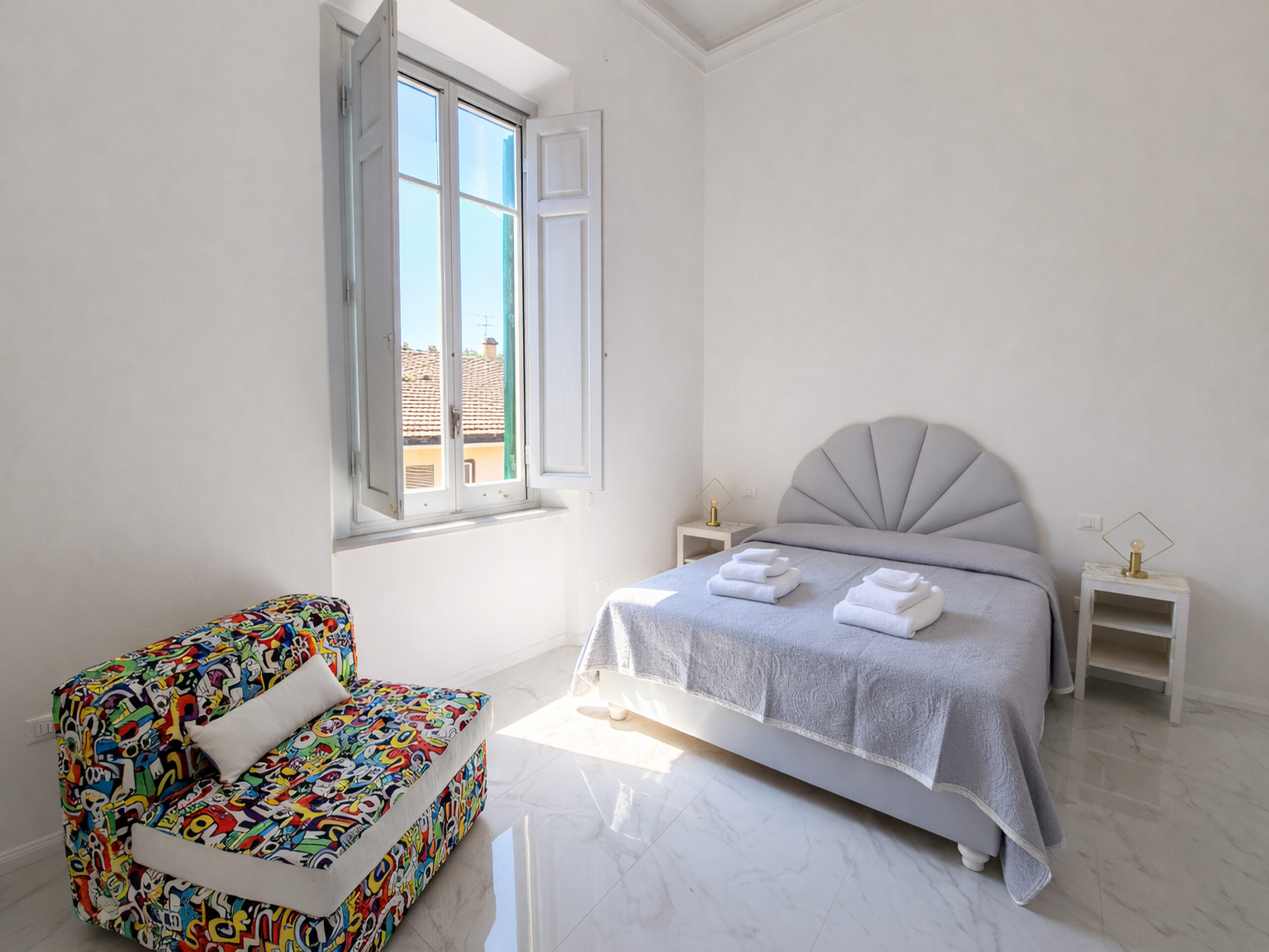 AFFITTACAMERE-VIAREGGIO Camera matrimoniale luminosa a Viareggio con poltrona e biancheria da bagno