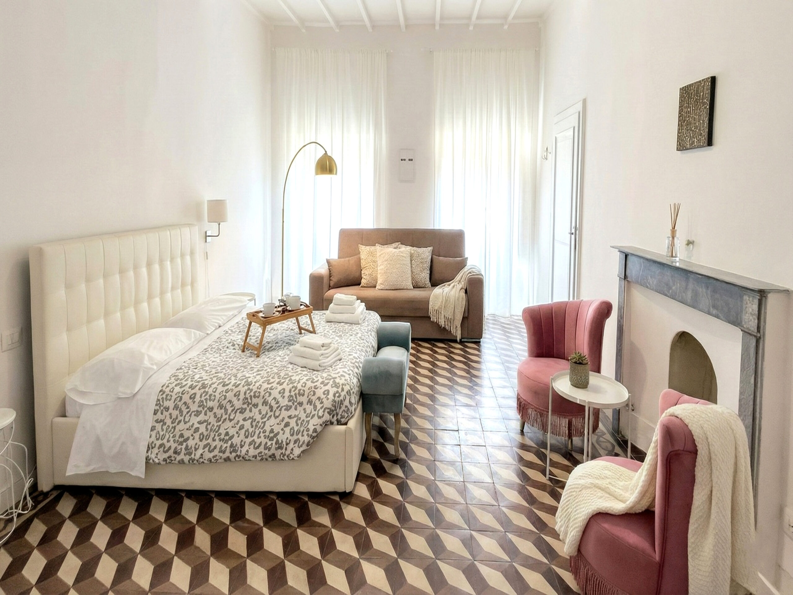 loft-2-108-per-soggiorni-in-toscana Loft luminoso in Toscana con letto matrimoniale, divano, camino e poltrone rosa